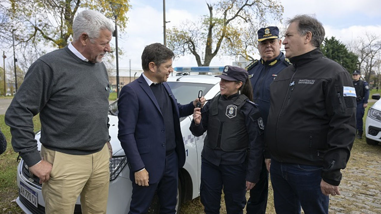 KICILLOF ENTREGÓ NUEVOS PATRULLEROS Y MOTOS PARA FORTALECER LA SEGURIDAD